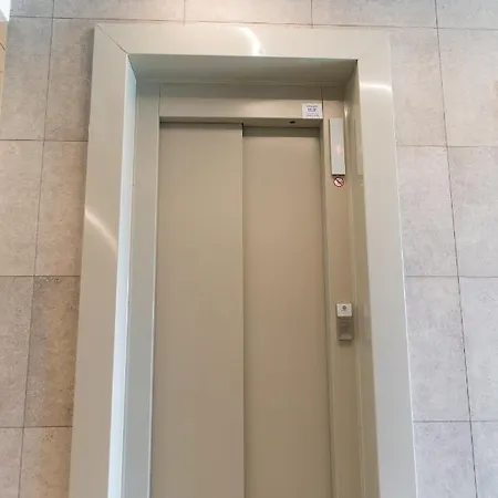 Raadiraja Kodu Erm'i Laehedal, Raadiraja 22 Apartment