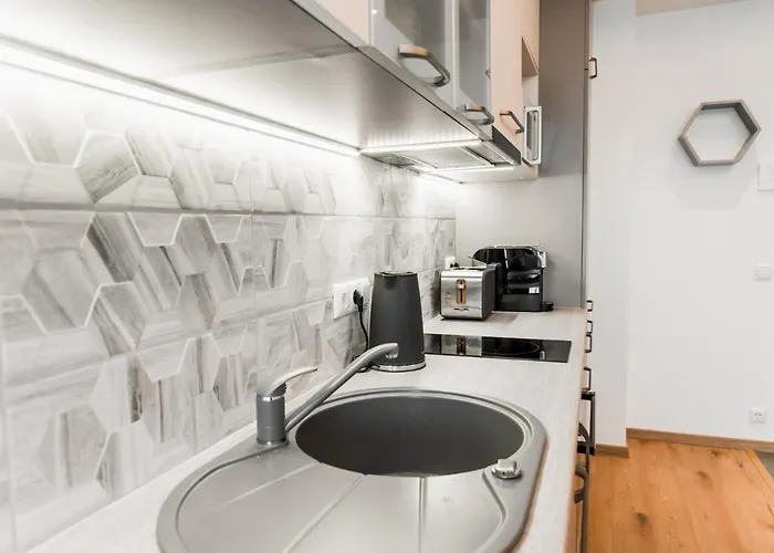 Raadiraja Kodu Erm'i Laehedal, Raadiraja 22 Apartment